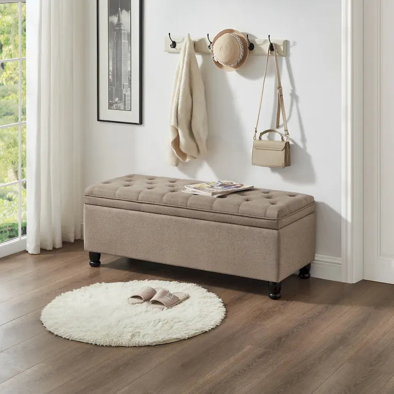 Banc de rangement capitonné en lin avec pieds en bois tournés