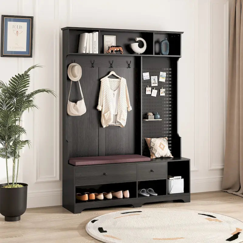 Vielseitige Garderobe für den Flur mit abnehmbarer, leinenbezogener Sitzbank, Kleiderständer, Ablagefächern und DIY-Pinnwand