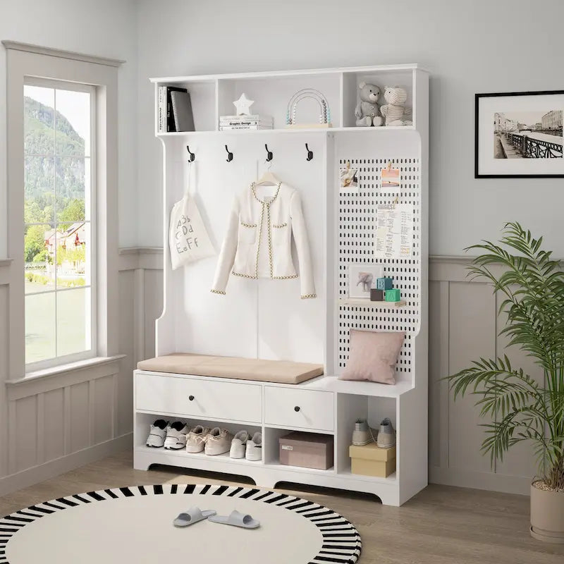 Vielseitige Garderobe für den Flur mit abnehmbarer, leinenbezogener Sitzbank, Kleiderständer, Ablagefächern und DIY-Pinnwand