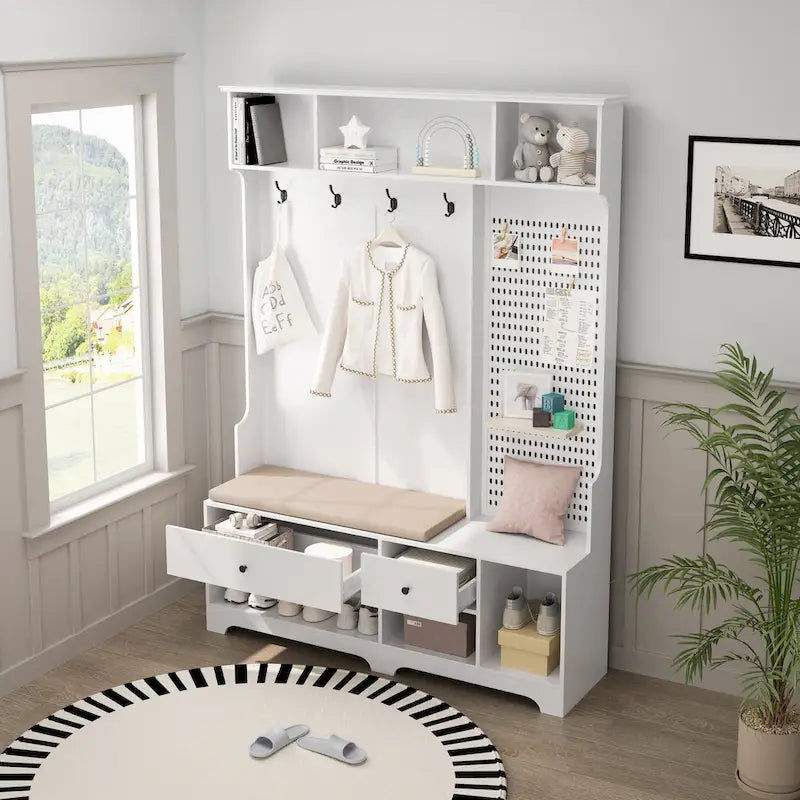 Vielseitige Garderobe für den Flur mit abnehmbarer, leinenbezogener Sitzbank, Kleiderständer, Ablagefächern und DIY-Pinnwand