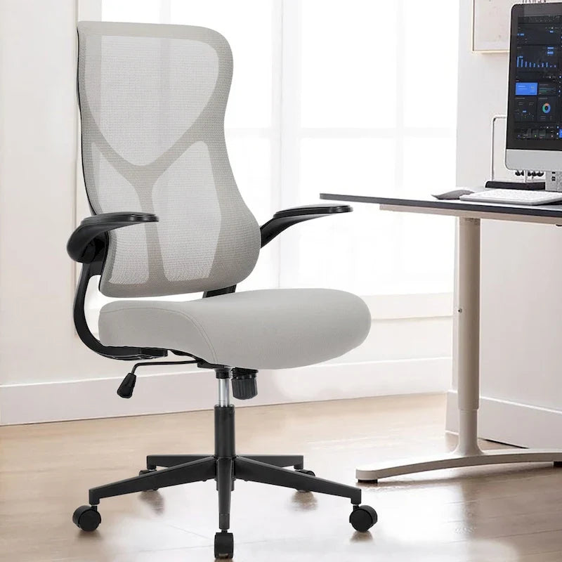 Fauteuil de bureau ergonomique confortable avec réglages pour un soutien et une détente optimaux.