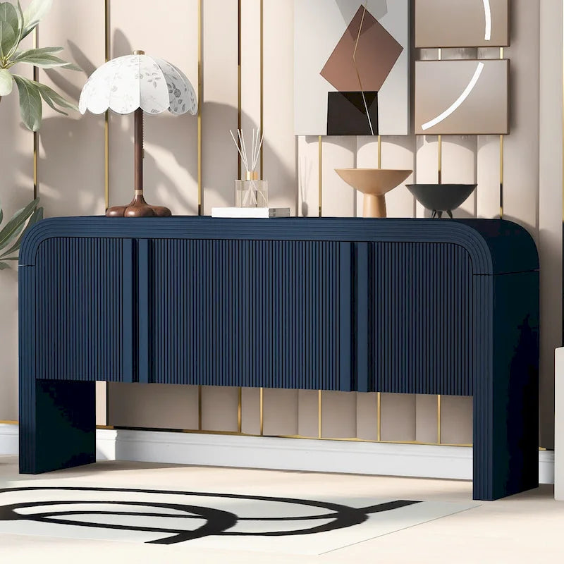 Gebogenes Sideboard mit Stauraum, 4 Türen mit Streifenmuster und verstellbaren Einlegeböden, moderne Flurmöbel mit Kiefernholzbeinen