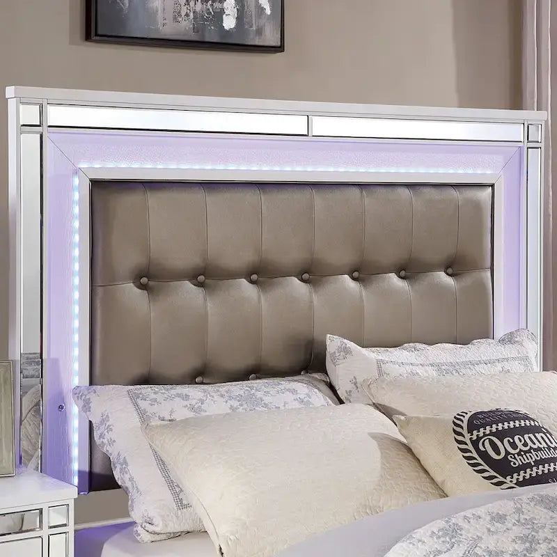 Cama moderna de madera maciza con panel tapizado capitoné y luces LED