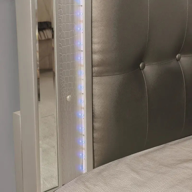 Cama moderna de madera maciza con panel tapizado capitoné y luces LED