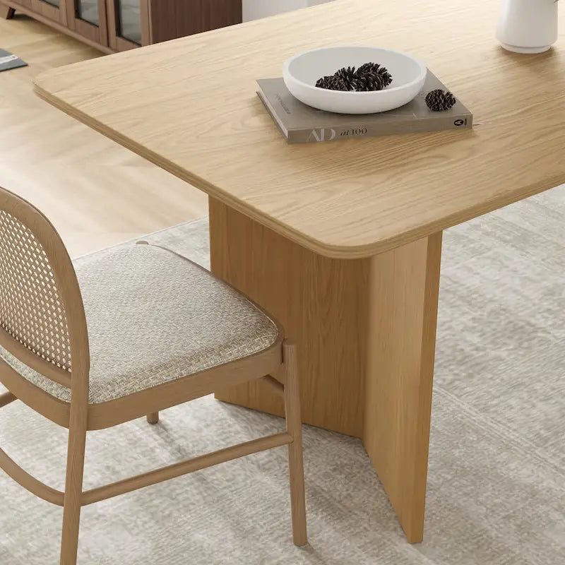Quadratischer Esstisch aus Massivholz für 6-8 Personen im nordischen Stil