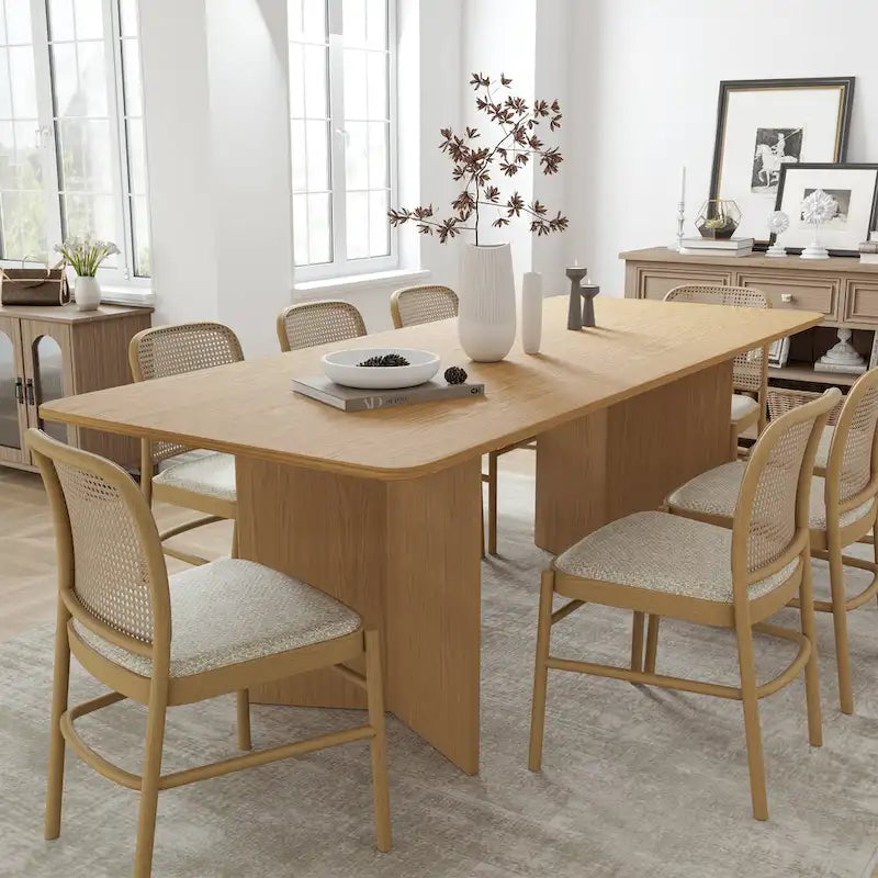 Quadratischer Esstisch aus Massivholz für 6-8 Personen im nordischen Stil